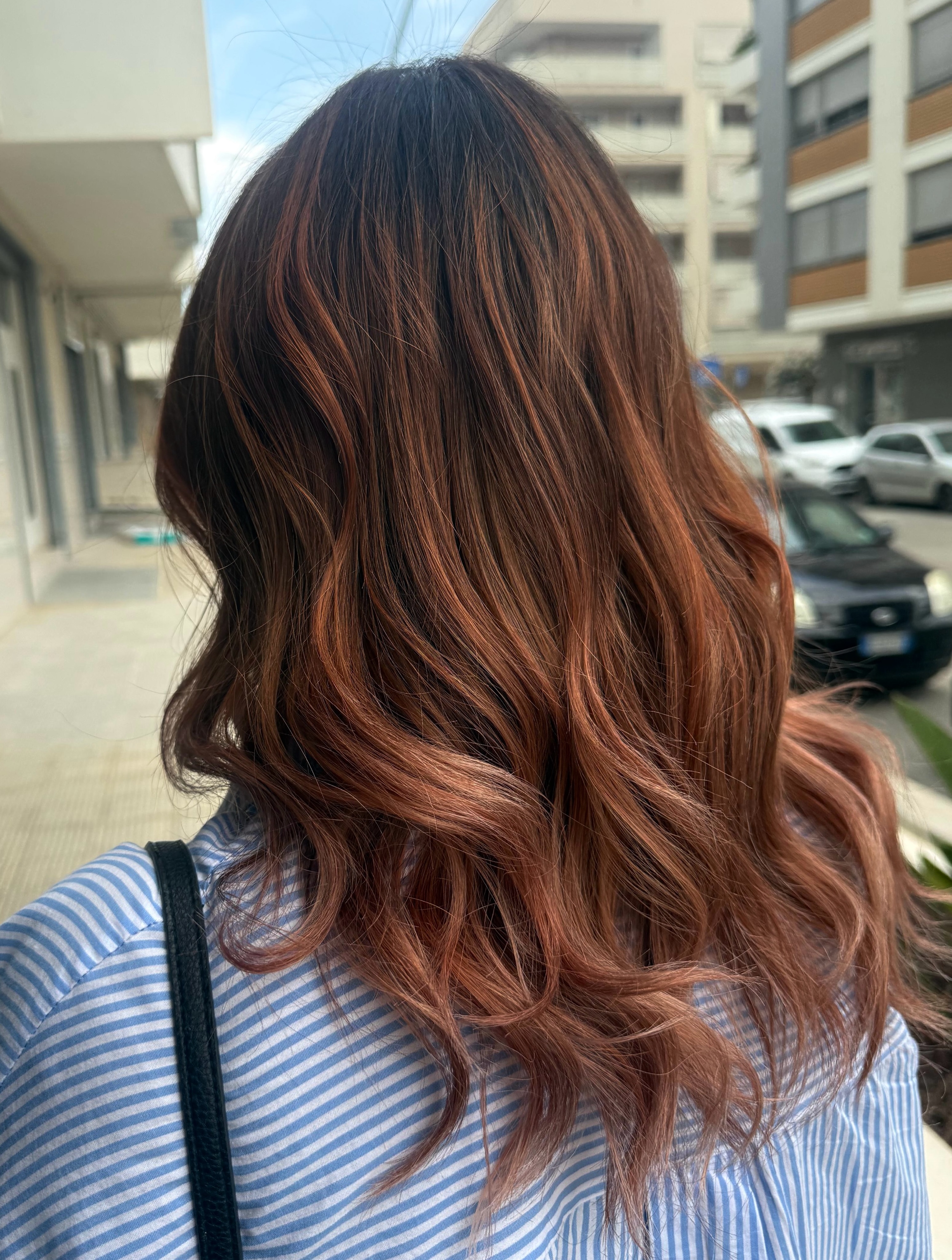 Capelli mossi castano ramato con riflessi caldi, tendenza autunno 2026 di LEAH Atelier Hair & Beauty
